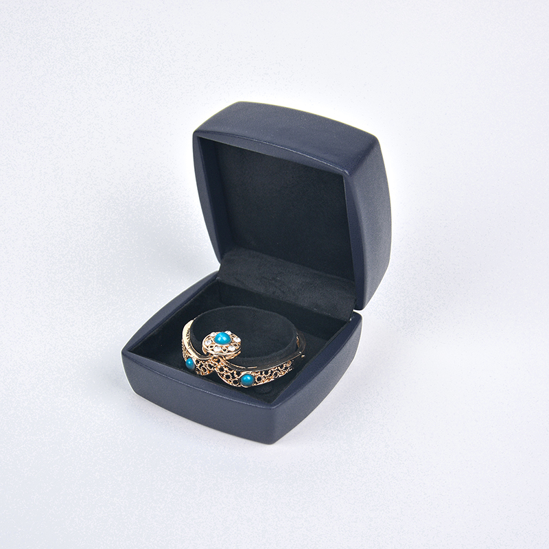 velvet necklace packaging