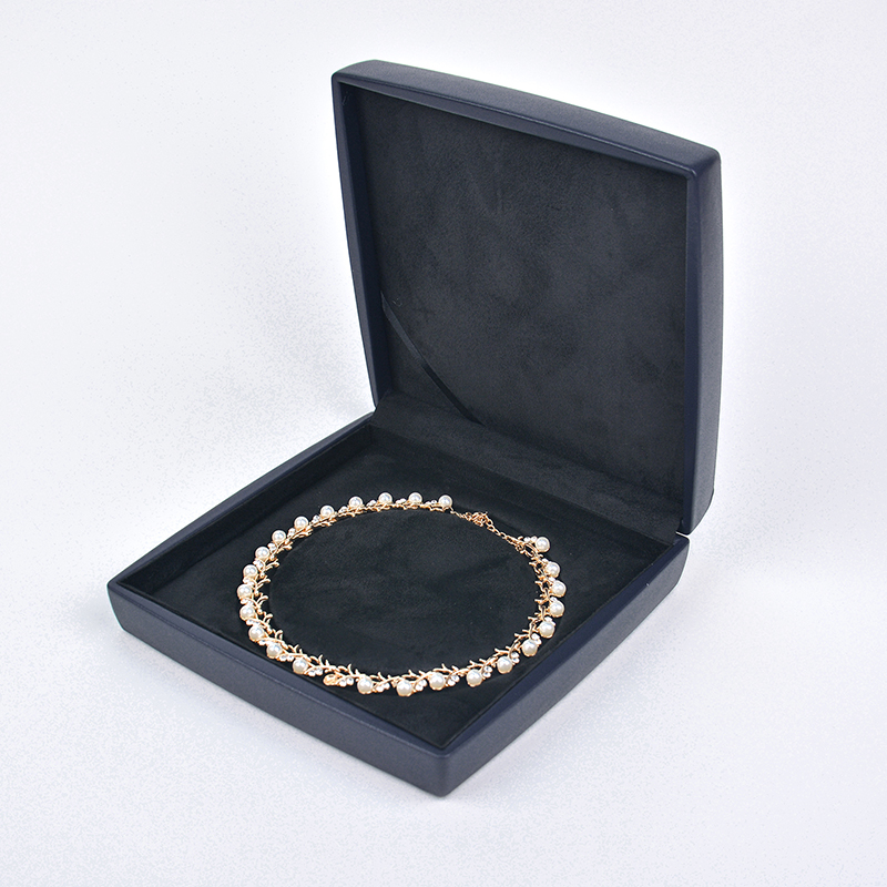 velvet necklace packaging