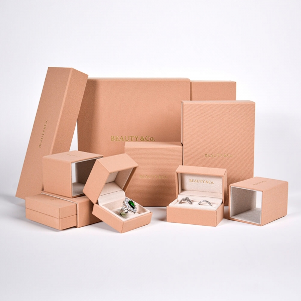 Deluxe Jewelry Case Premium Jewelry Organizer for Elegant and Luxurious Accessories